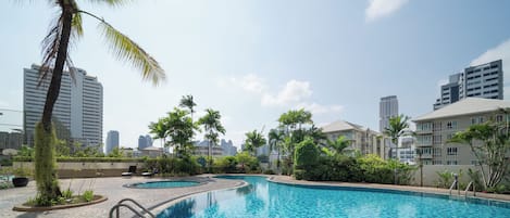 Piscine extérieure, parasols de plage, chaises longues