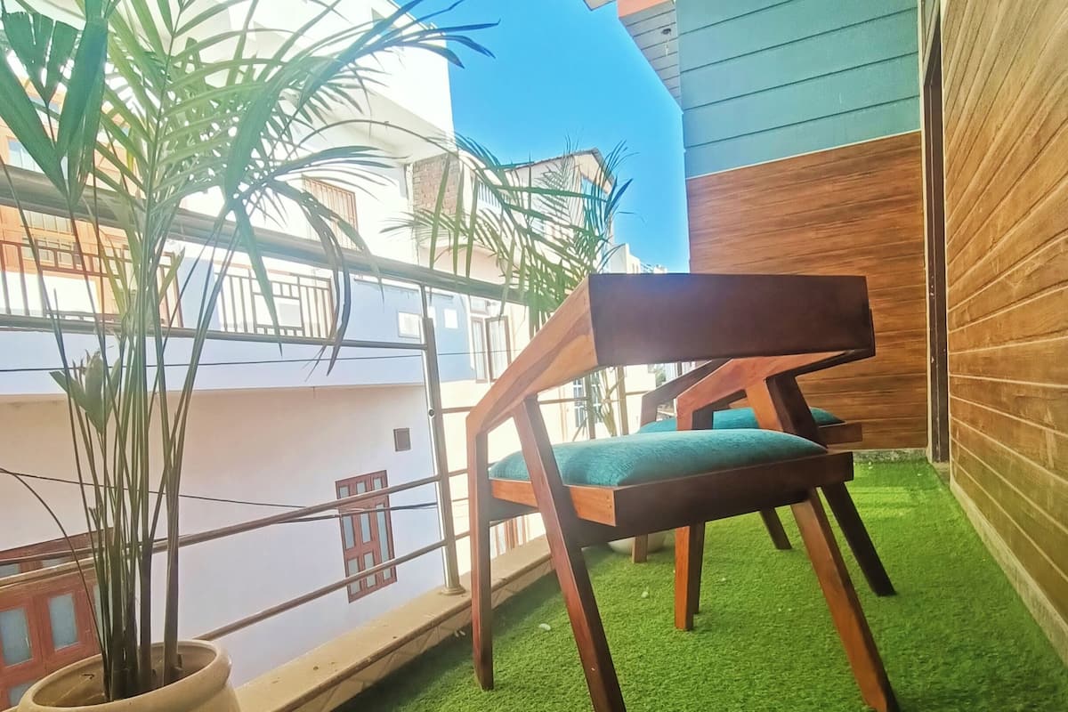 Singola, balcone, vista città