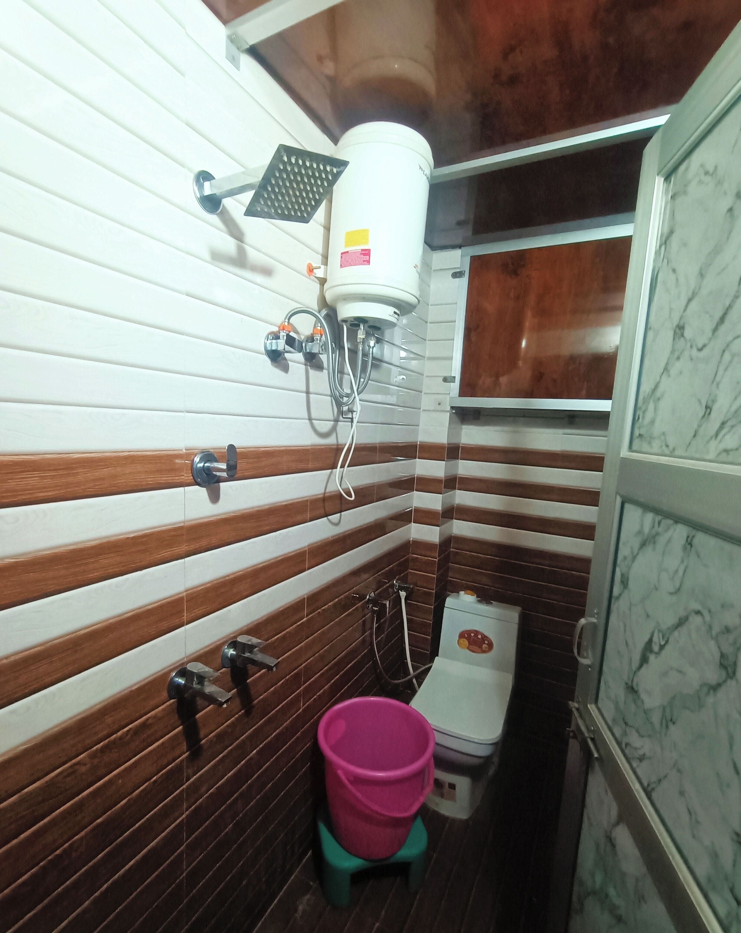 Separate tub and shower, towels, shampoo, toilet paper