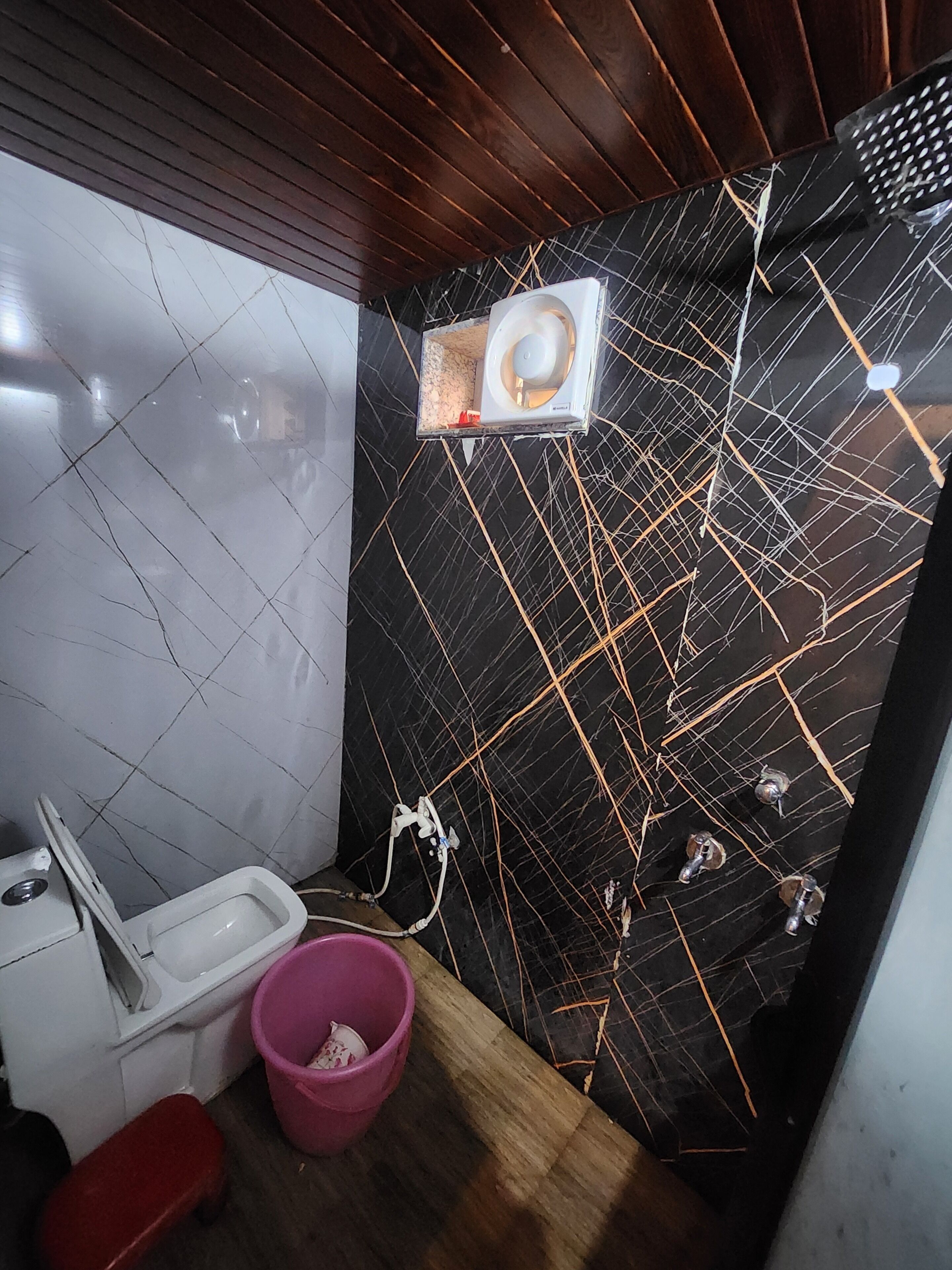 Quarto família | Banheiro | Banheira e chuveiro separados, toalhas de banho, shampoo 