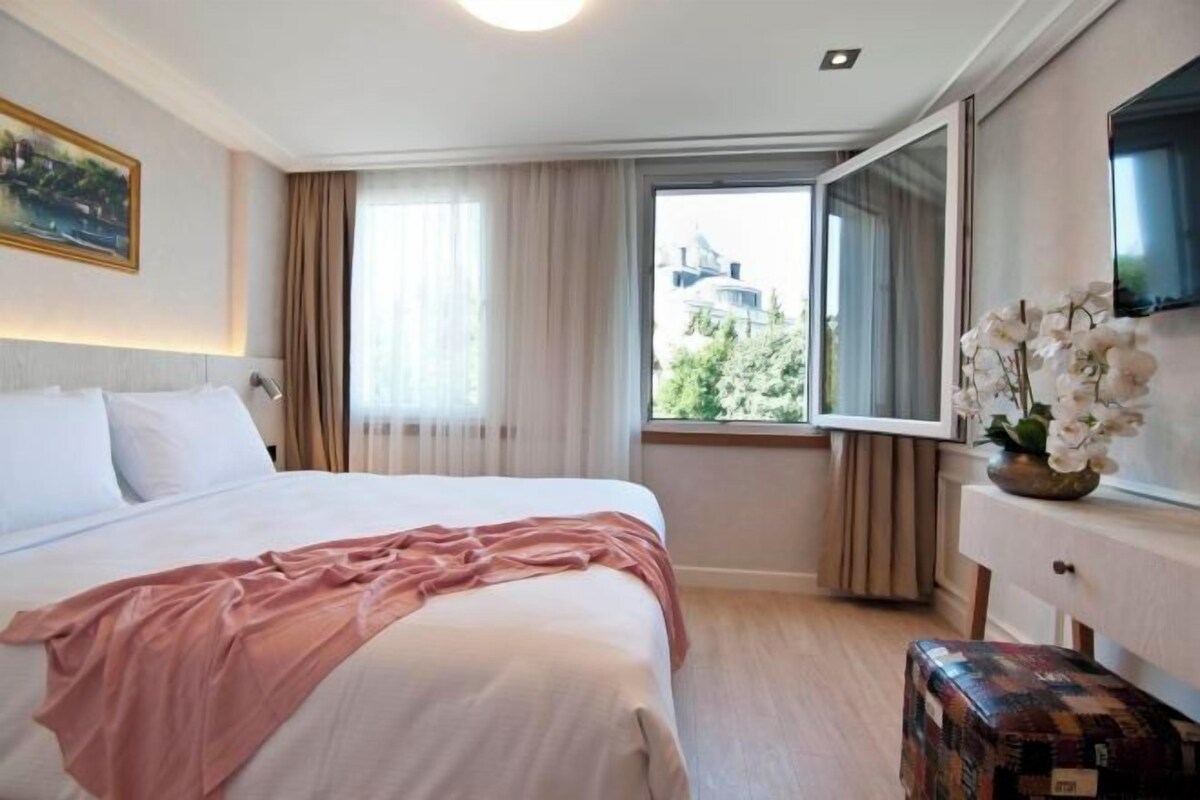 Literie hypoallergénique, couette en duvet, minibar, coffre-fort
