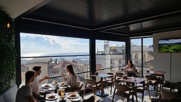 Petit déjeuner et brunch servis sur place, vue sur la mer
