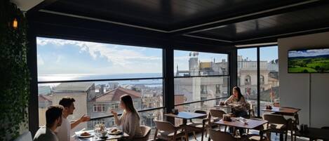 Aperto a colazione e brunch, con vista sul mare