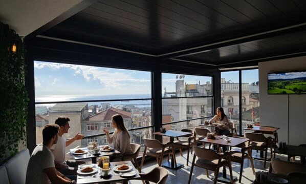 Breakfast and brunch served, sea views 