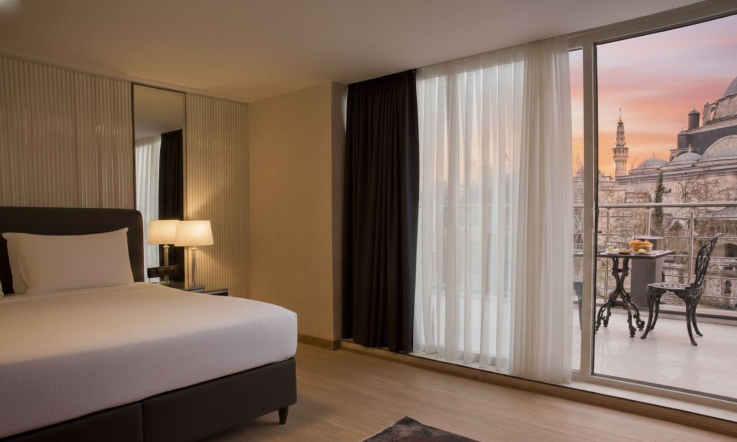 Suite | Allergitestet sengetøy, dundyner, minibar og safe på rommet