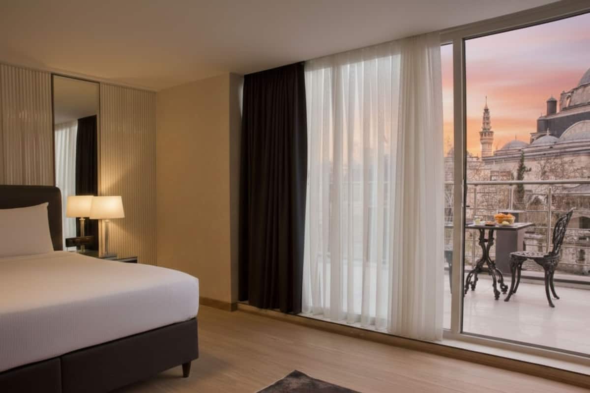 Suite | Hypo-allergenic bedding, down comforters, minibar, in-room safe