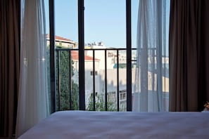1 bedroom, hypo-allergenic bedding, down duvets, minibar
