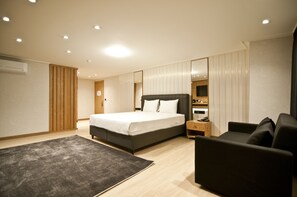 Studio Suite | 1 bedroom, hypo-allergenic bedding, down comforters, minibar