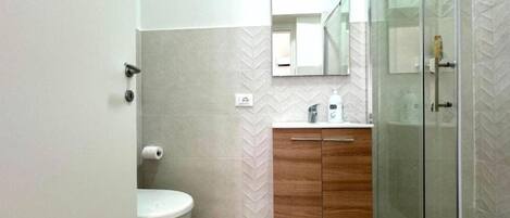 シャワー、ヘアドライヤー、タオル、石鹸