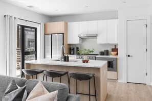 Réfrigérateur, four à micro-ondes, un four, surface de cuisson