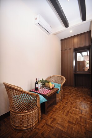 Minibar, escritorio y espacio para trabajar con laptop 