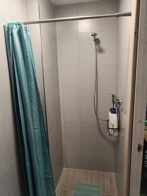 Dusj, hårføner, håndklær og såpe