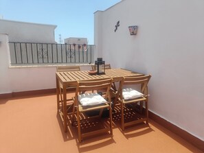 Outdoor dining - 2 habitaciones, terraza privada y soleada, minutos del centro histórico (Jerez de la Frontera)