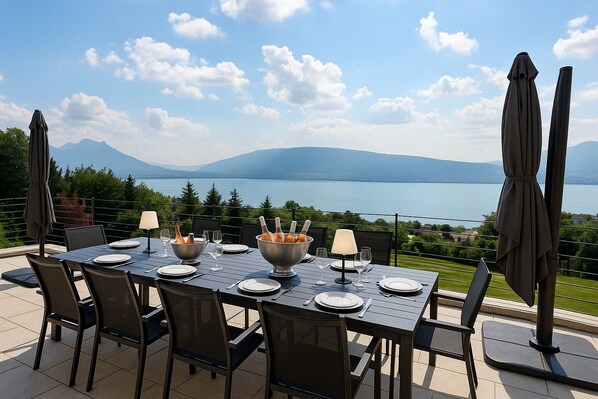 Outdoor dining - Villa Savoie: The elegance of a private villa with pool, sauna and Jacuzzi - lake view (Veyrier-du-Lac)