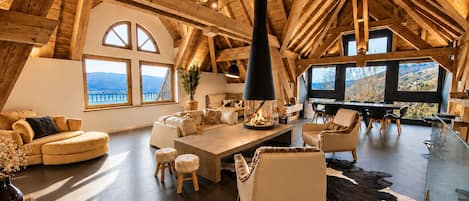 Smart TV, chimenea, estéreo y impresora