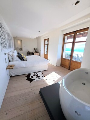 4 bedrooms, desk, iron/ironing board, travel crib