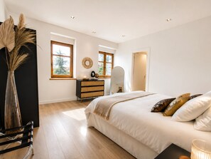 4 bedrooms, desk, iron/ironing board, travel cot