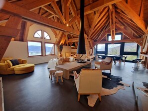 Een smart-tv, een open haard, een stereo en een printer