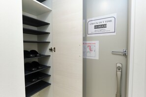 Una porta amb un senyal que indica l'hora de sortida a les 10:00, una maneta metàl·lica i un petit esquema del pla d'evacuació.