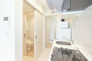 Refrigerador, microondas, placa de cocina, utensilios de cocina