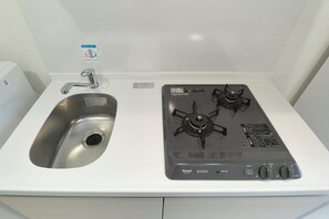 Refrigerador, microondas, parrilla de estufa y tetera eléctrica