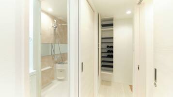 B (3-person), Non Smoking | Bathroom