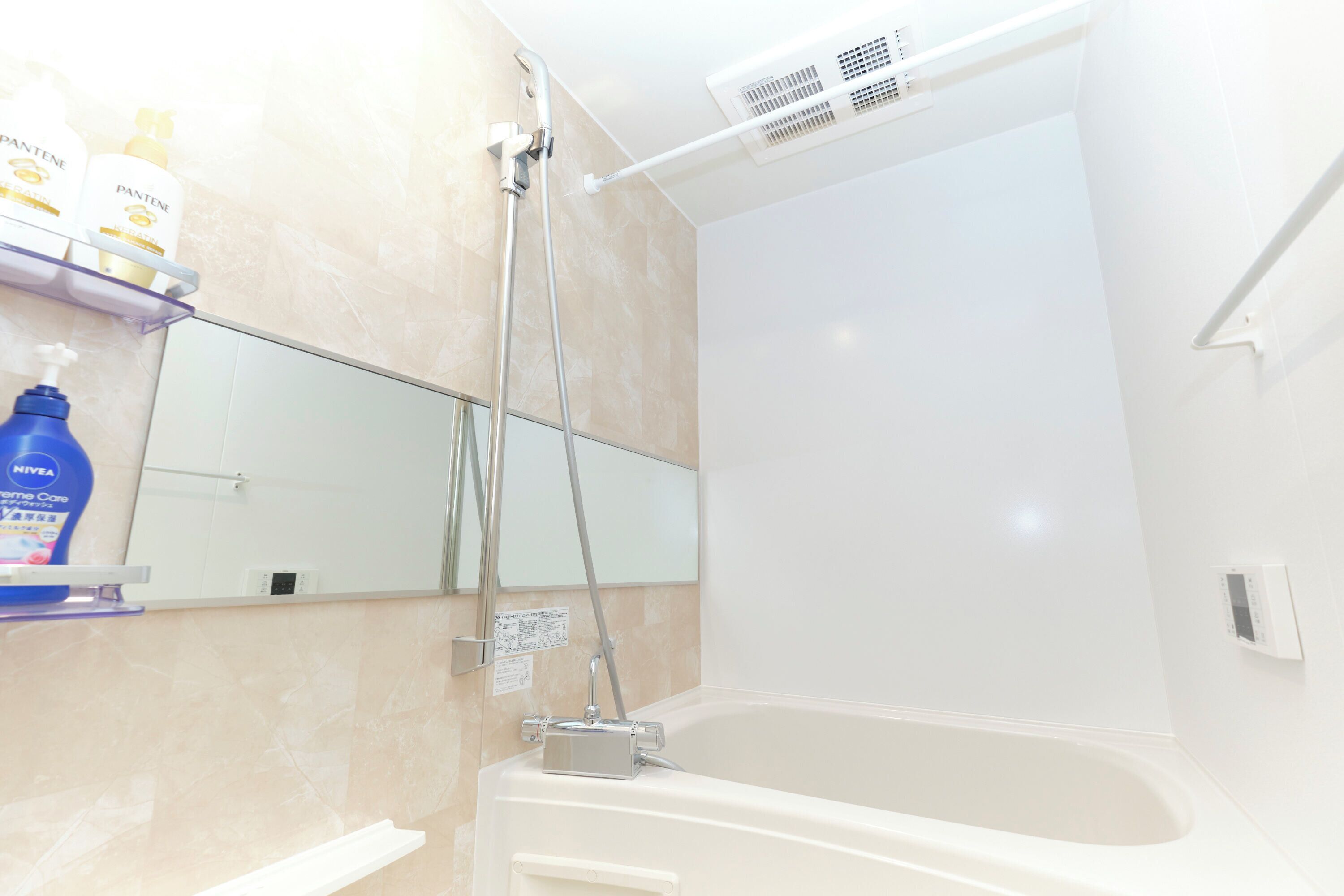 B (3-person), Non Smoking | Bathroom | Combined shower/tub, free toiletries, hair dryer, slippers