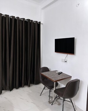 1 quarto, escrivaninha