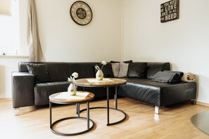 Een smart-tv en boeken