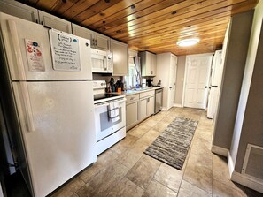 Fridge, microwave, oven, coffee/tea maker - Cozy & Convenient Home Near The University/Bangor (Old Town)