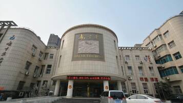 A hotel with a curved facade, a prominent entrance, and multiple floors.