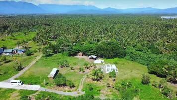 Un paisaje rural con vegetación densa y edificios dispersos.