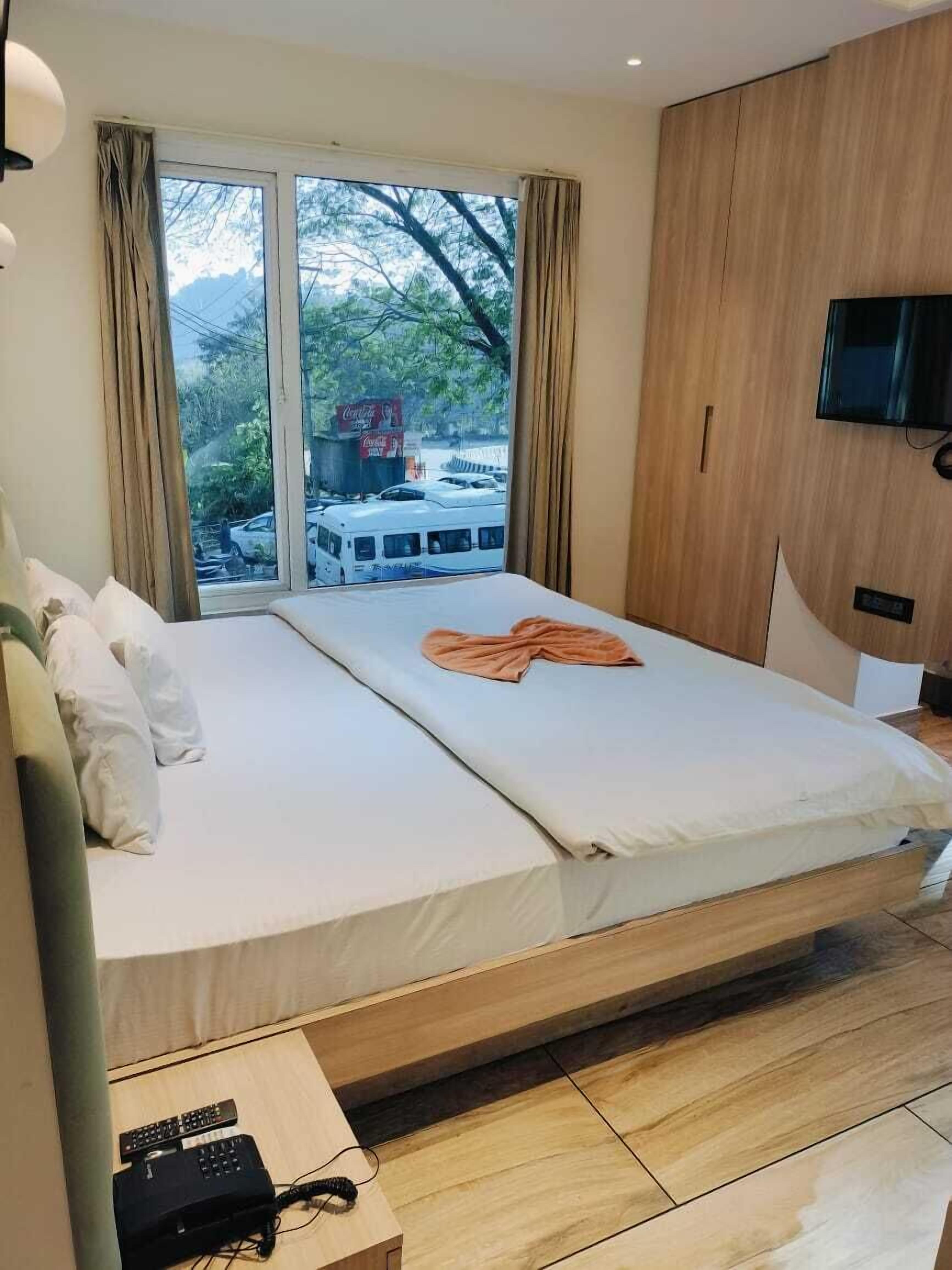 Standard Room | Desk