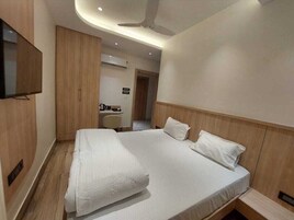 Deluxe Double Room, Hill View | Desk