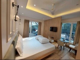Deluxe Double Room, Hill View | Desk