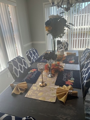 Dining - Large cozy 3-bedroom house in awesome Columbia with AC, WiFi (Columbia)