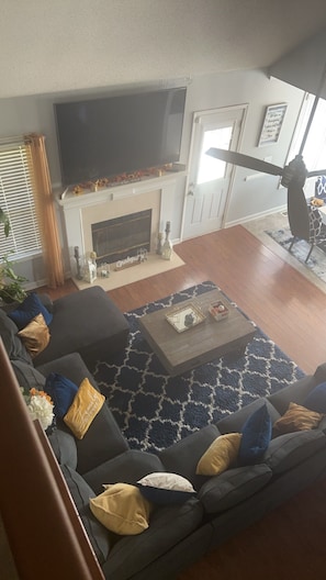 Smart-TV, peis og bøker