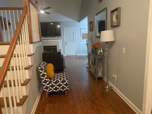 Interior - Large cozy 3-bedroom house in awesome Columbia with AC, WiFi (Columbia)