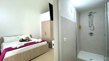 Dusche, Haartrockner, Handtücher, Seife