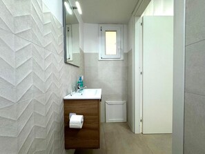 Shower, hair dryer, towels, soap - ROOM 102 (Cinisi)