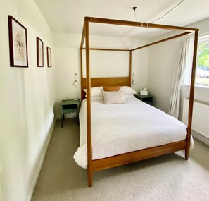 1 bedroom, travel cot, free WiFi, bed sheets