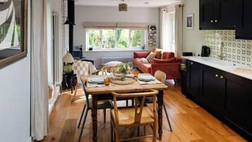 Smart TV, fireplace, books, stereo