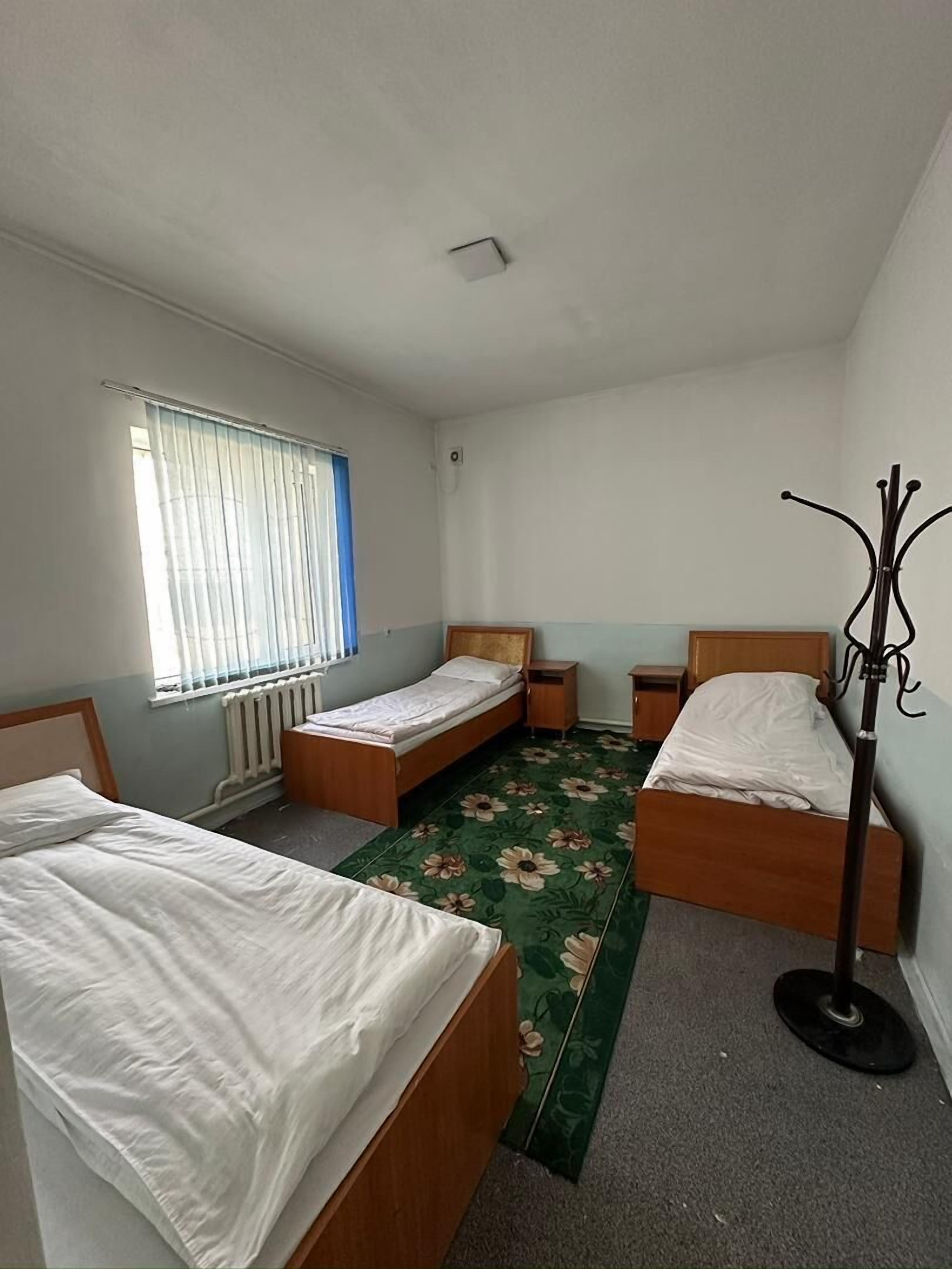 Habitación triple básica, 3 camas individuales | Wifi gratis 