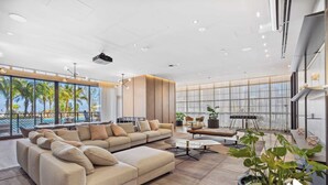 Smart TV, offices - High-Rise Balcony: Ocean Views, Pool & Spa (Miami)