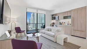 Uma sala de estar moderna com um sofá, uma mesa de centro e uma televisão.