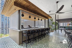 Bar (on property) - 36th Floor Downtown · Pool, Gym & Walk to Bayside (Miami)