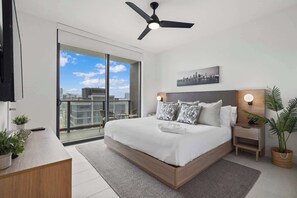 1 habitación, tabla de planchar con plancha y cuna de viaje 