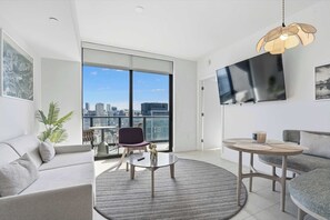 Smart TV, offices - Partial Oceanview | Gym, Spa, Walk to Bayside (Miami)