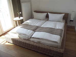 1 habitación, tabla de planchar con plancha, cuna de viaje y wifi 