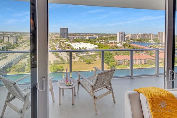 Interior - 3 BR Apartment with amazing View,  Pool and  Gym (Hollywood)